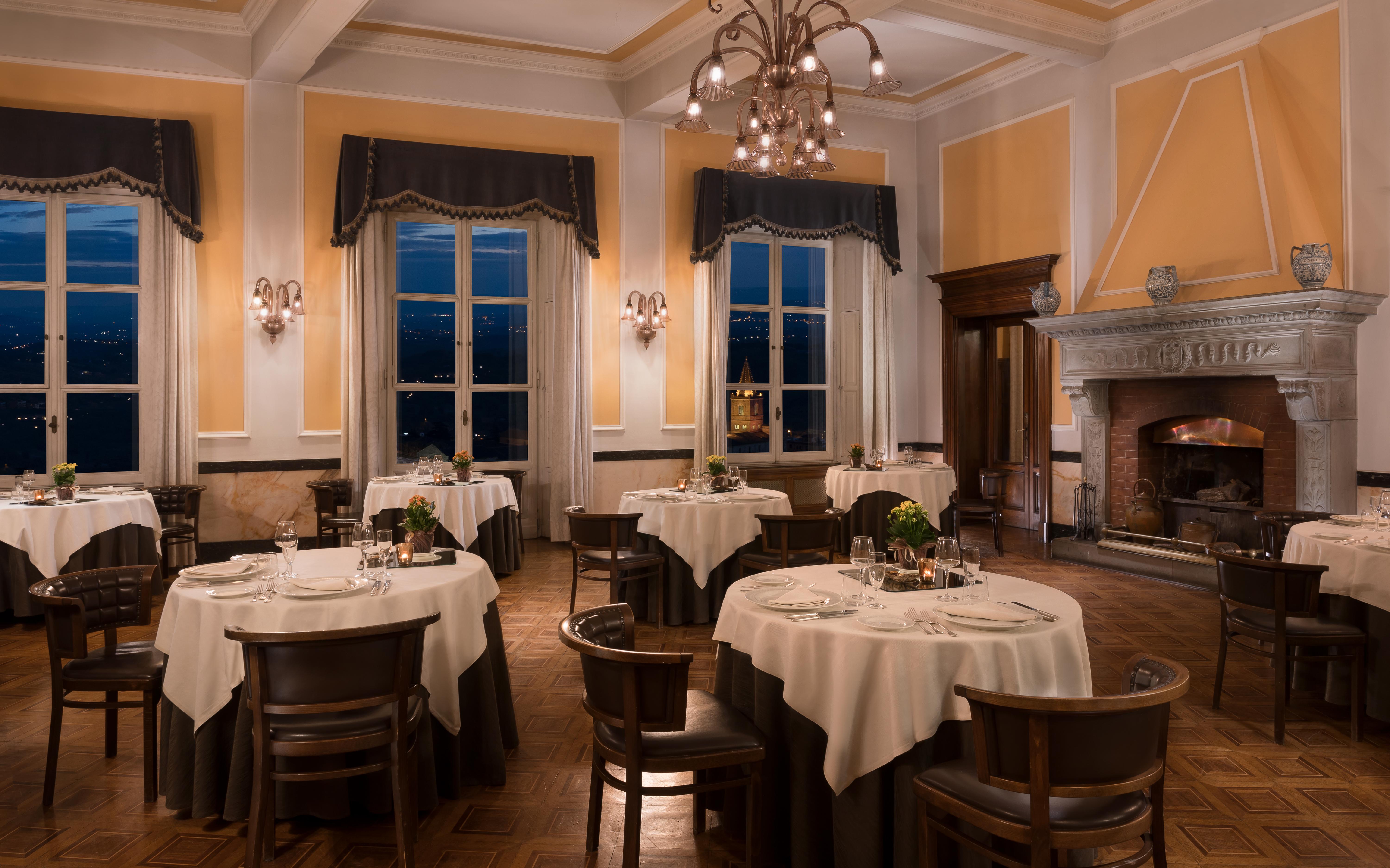 Hotel Sina Brufani Perugia Esterno foto Restaurant "La Piazzetta"