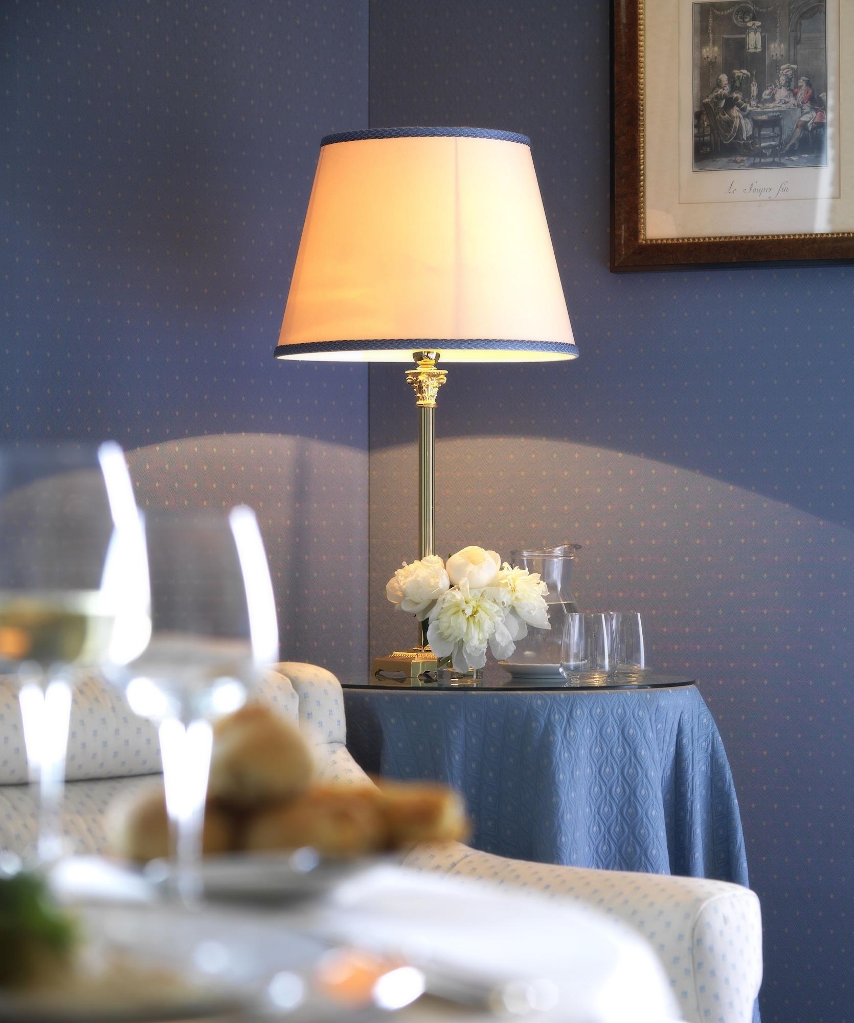 Hotel Sina Brufani Perugia Esterno foto A table lamp