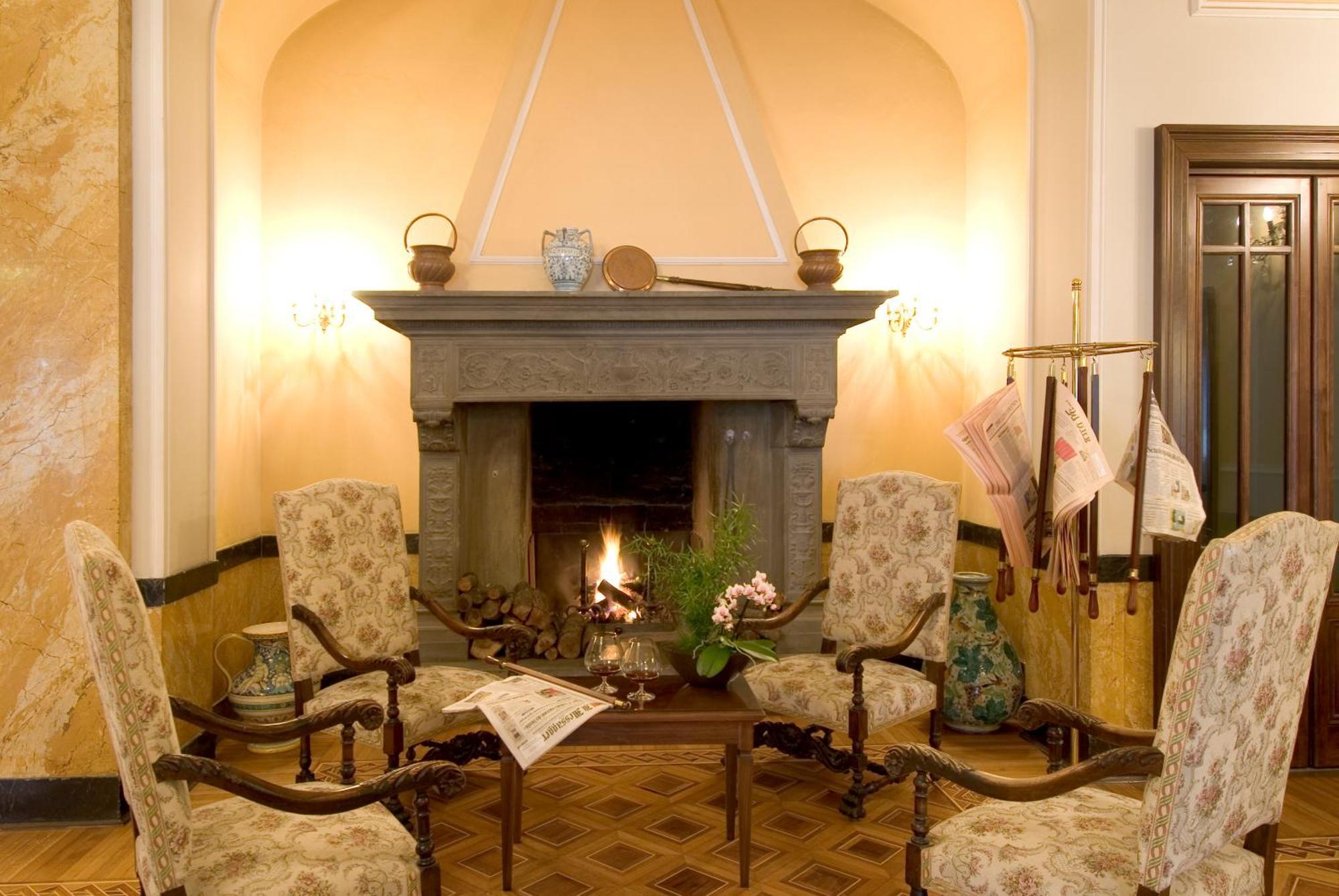 Hotel Sina Brufani Perugia Esterno foto The fireplace in the lobby