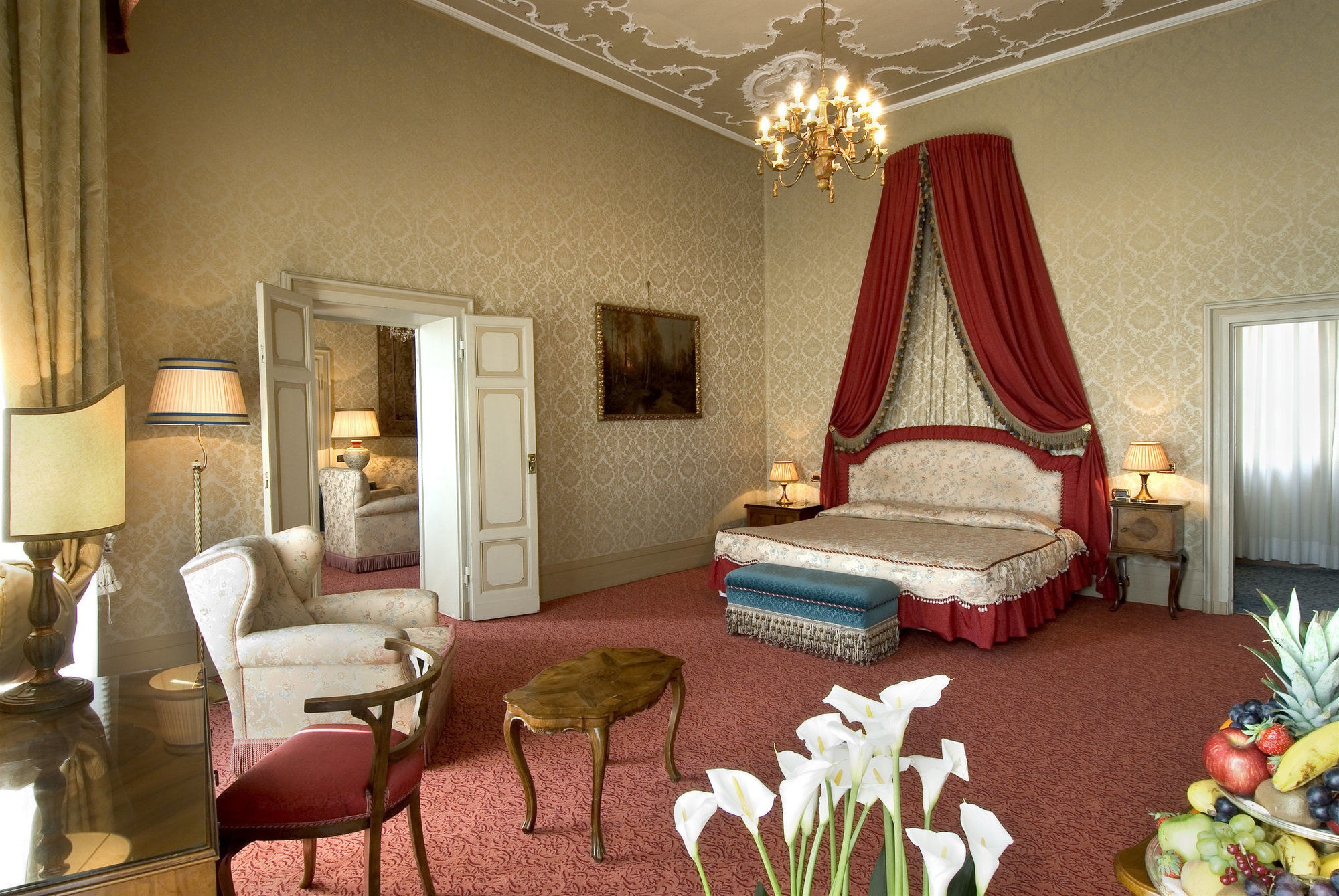 Hotel Sina Brufani Perugia Camera foto A suite at the Hotel de Crillon