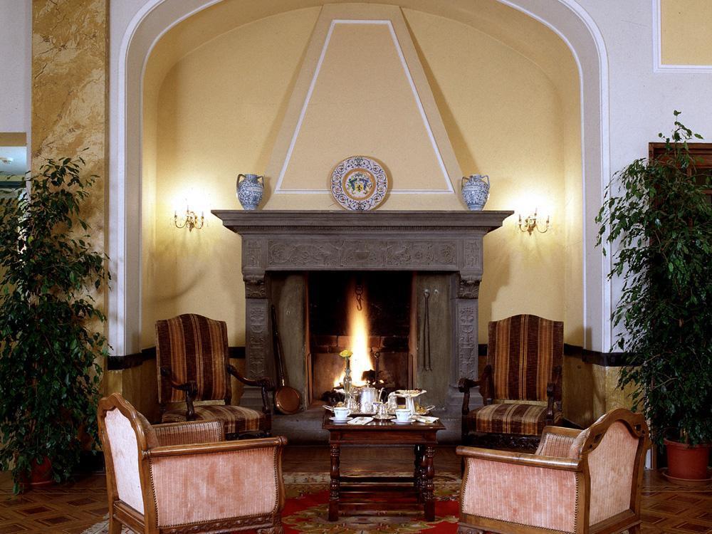Hotel Sina Brufani Perugia Interno foto The fireplace in the lobby