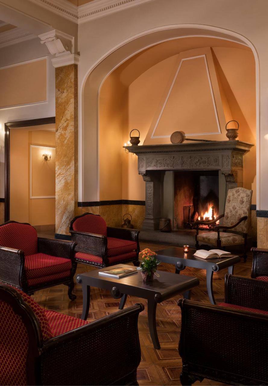Hotel Sina Brufani Perugia Esterno foto The fireplace in the lobby